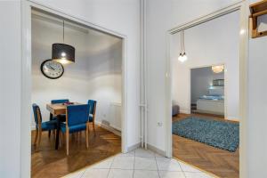 Posedenie v ubytovaní Liberty Square Apartment + 9 fotografií