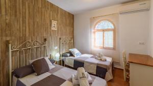 Ένα ή περισσότερα κρεβάτια σε δωμάτιο στο Villa Fuente Pintá Arenas by Ruralidays