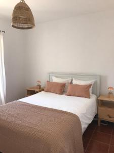 Postel nebo postele na pokoji v ubytování Azenhas do Mar Cottage by Lisbon Dreams