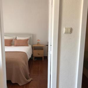 Postel nebo postele na pokoji v ubytování Azenhas do Mar Cottage by Lisbon Dreams