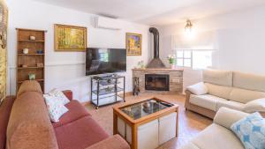 TV a/nebo společenská místnost v ubytování Villa Los Arcos Alhaurín de la Torre by Ruralidays