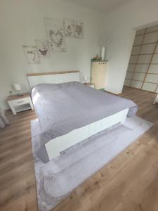Łóżko lub łóżka w pokoju w obiekcie FAMILY APARTMENT LINZ Wohnen mit Garten am Fusse des Pöstlingbergs TOP LAGE Villenviertel