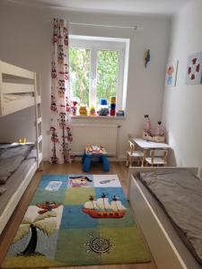 sypialnia dla dzieci z łóżkiem i stołem w obiekcie FAMILY APARTMENT LINZ Wohnen mit Garten am Fusse des Pöstlingbergs TOP LAGE Villenviertel w Linzu