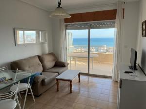salon z kanapą i widokiem na ocean w obiekcie Santa Pola beach 2 habitaciones w mieście Santa Pola