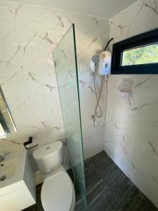 Phòng tắm tại บ้านสไตล์คาเฟ่วังน้ำเขียว