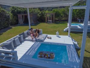 Bazén v ubytování Ow Andros Luxury Suites nebo v jeho okolí
