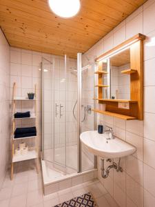 y baño con ducha y lavamanos. en Ferienwohnung Brunnäcker en Bad Hindelang