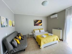 ein Schlafzimmer mit einem Bett und einem Sofa in der Unterkunft Sunlight studio in Athen