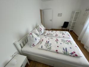 Postel nebo postele na pokoji v ubytování Ferienwohnungen Scheuring Fewo Fritz