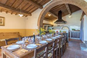Reštaurácia alebo iné gastronomické zariadenie v ubytovaní PODERE PRATOVECCHIO 14&2, Emma Villas