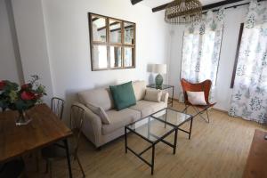 a living room with a couch and a table at La Cancela Apartamentos Turísticos in El Rocío