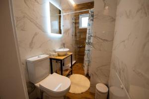 Kúpeľňa v ubytovaní Lemon Garden Stylish private apartment + 34 fotografií