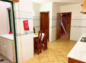 a kitchen with a table and a dining room at Amarelaje in Serra de El-Rei
