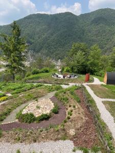 vista su un giardino con montagne sullo sfondo di Albergo Wellness Da Febo a Tramonti di Sotto