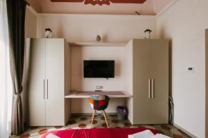 A television and/or entertainment centre at Le Camere dei Conti