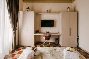 A television and/or entertainment centre at Le Camere dei Conti