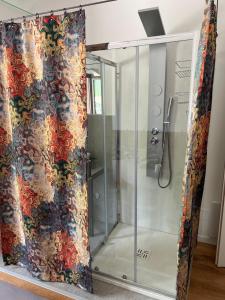 y baño con ducha y cortina de ducha. en Albergo Wellness Da Febo en Tramonti di Sotto