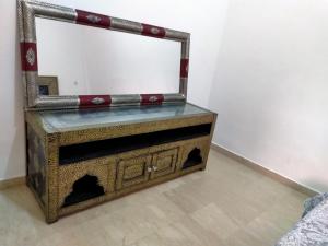 un miroir assis au-dessus d'une table dans l'établissement Ritaj Apartement, à Marrakech