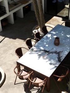 een tafel met stoelen en een vaas erop bij A Casa Brava in Santarém