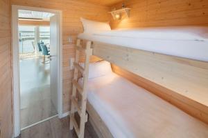 Hausboot Bosse emeletes ágyai egy szobában