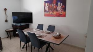 ラバトにあるAdarissa Houseのテーブルと椅子とテレビのあるダイニングルーム
