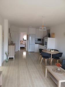 a kitchen and living room with a table and chairs at Casa Árida, Morro Jable in Morro del Jable