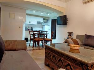 - un salon avec un canapé et une table dans l'établissement Ritaj Apartement, à Marrakech