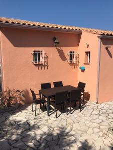 a table and chairs in front of a house at Villa mit großartigem Panoramablick auf das Meer und direkt am Pool in La Croix-Valmer