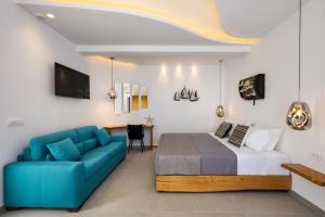 TV a/nebo společenská místnost v ubytování Alizea Villas & Suites