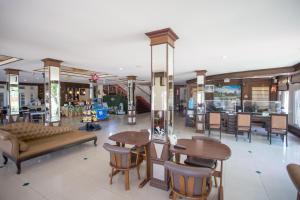 a mall with tables and chairs and a restaurant at Phusuay Park View Hotel in Chaiyaphum