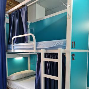 מיטה או מיטות קומותיים בחדר ב-Hostel Río Eo Albergue Ribadeo
