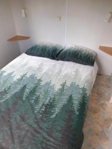 Een bed of bedden in een kamer bij De Veenborg