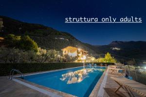 una villa con piscina por la noche en Sotto il cielo di Toscana appartamenti in tenuta only adults no pet, en Camaiore
