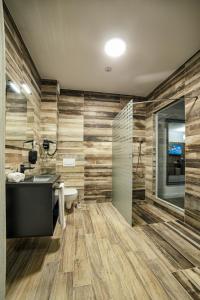 Hotel Nordic Twins في راداوت: حمام مع حوض ومرحاض