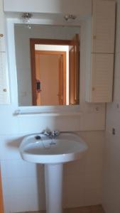 łazienka z białą umywalką i lustrem w obiekcie Santa Pola beach 2 habitaciones w mieście Santa Pola