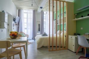 a childs bedroom with a bed and a table and chairs at L'HélleNid : Studio CONFORT Riom Centre in Riom