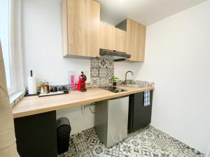 Kuchyňa alebo kuchynka v ubytovaní Hypercentre Toulouse 10 joli studio climatisé