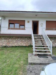 een huis met een trap naar een deur bij Casa Herbellas in Cedeira
