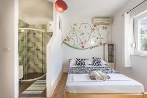 Un pat sau paturi într-o cameră la Apartments Keko