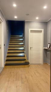 Habitación con escalera, puerta y escalera. en Villa Giulia - Marguareis, en Peveragno