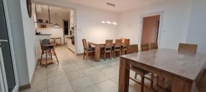 una cucina e una sala da pranzo con tavolo e sedie di La Villa Mansard a Kirchheim