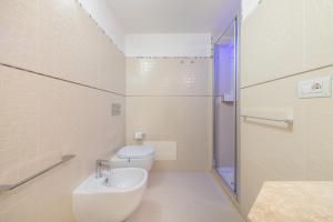 A bathroom at Villa Acquamarina Még 26 kép