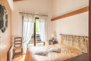 un dormitorio con una cama y una ventana en Chalet Jade, en Saint-Gervais-les-Bains 13 fotos más