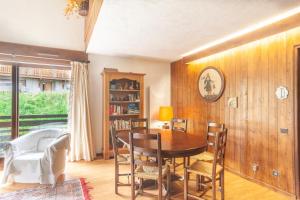 Un comedor con mesa y sillas en Chalet Jade, en Saint-Gervais-les-Bains