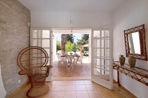 comedor con mesa y puerta de cristal en Casa Alcantarilha, en Pêra