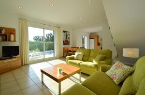 una sala de estar con un sofá y una mesa en Villa Azucena by Sonne Villas, en Cala Galdana
