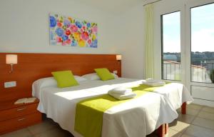 Dos camas en una habitación con ventana. en Villa Azucena by Sonne Villas, en Cala Galdana 26 fotos más