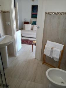 テッラジーニにあるVilla Serendipity Terrasiniのバスルーム(シンク、トイレ、ソファ付)
