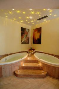 eine Whirlpool-Badewanne in einem Zimmer mit Beleuchtung in der Unterkunft Hotel Edelweiss in Maria Alm am Steinernen Meer