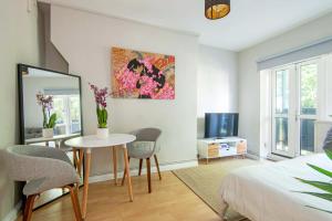 1 dormitorio con 1 cama, mesa y sillas en One bedroom apartment, en Londres